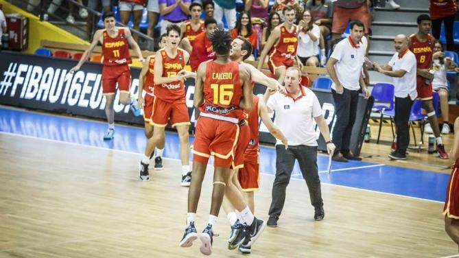 Los jugadores espa&ntilde;oles celebraron as&iacute; su &eacute;xito al final del partido (FIBA)