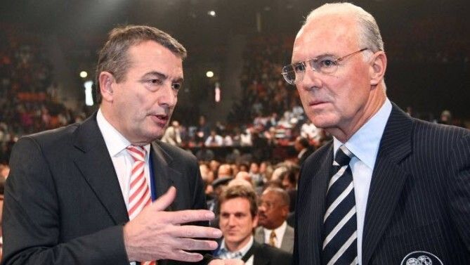 Niersbach con Beckenbauer