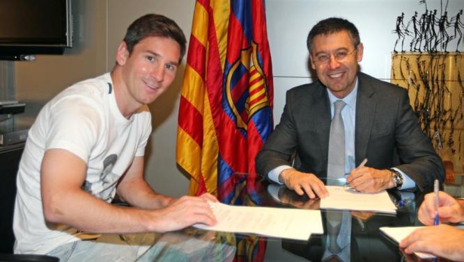 Messi y Bartomeu, en la firma del actual contrato el 19 de mayo de 2014 (Miguel Ruiz - FC Barcelona)