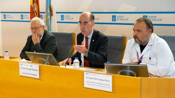 En el centro, Jes&uacute;s Vazquez, consejero de sanidad de la Xunta