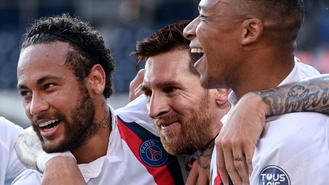 Fotomontaje. En la original es Icardi quien est&aacute; en el centro