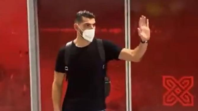 Rafa Mir al atterrizar en Sevilla // Foto: Gol