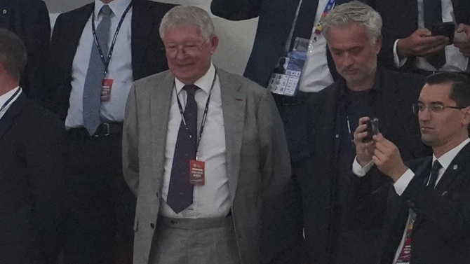 Mourinho revela que firmó un contrato para suceder a Ferguson en el Manchester United