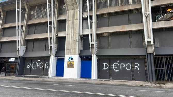 Aparecen pintadas en Riazor que reflejan el divorcio entre el club y parte de su afición