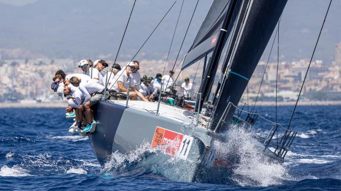 Felipe VI se estrena en el Hispania, el nuevo barco de la Armada, en la bahía de Palma