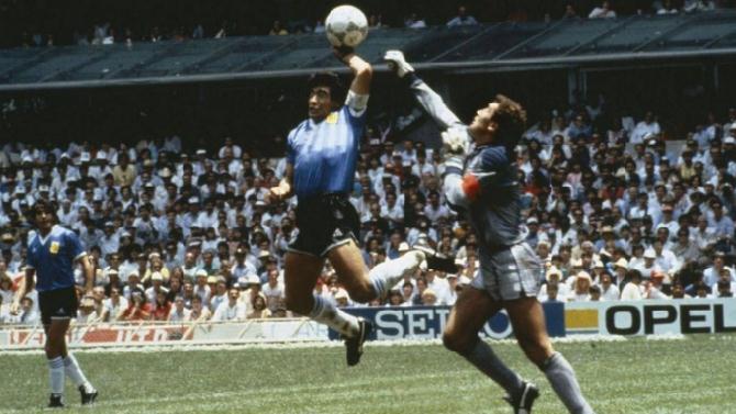 El balón de la 'Mano de Dios' de Maradona se subasta por 3,3 millones de dólares