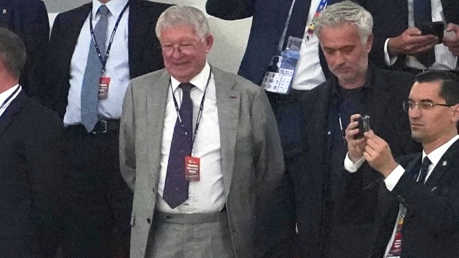 Mourinho revela que firmó un contrato para suceder a Ferguson en el Manchester United