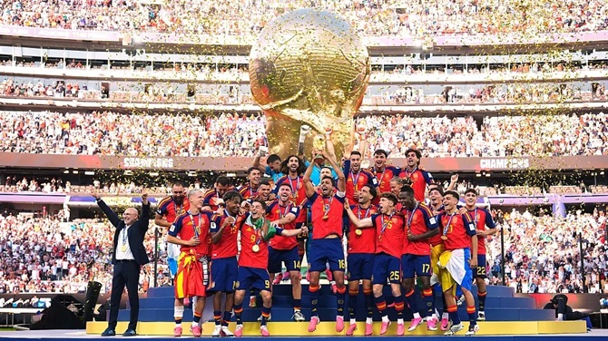 Largas colas para conseguir la nueva camiseta de España con la segunda estrella