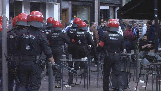 Cinco detenidos en Vitoria por intentar agredir a un chico con una camiseta de España