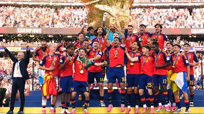 El Barça cancela el homenaje a los campeones del mundo tras la carga policial en Elche
