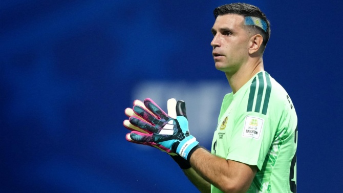 El portero argentino Emiliano 'Dibu' Martínez firma contrato con el Chelsea de Xabi Alonso