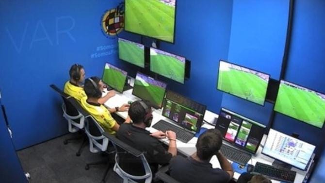 El CTA da a conocer las aplicaciones que tendrá el nuevo 'balón conectado' en el VAR