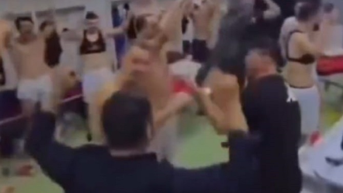 La lluvia de billetes del presidente en el vestuario del Dinamo albanés se vuelve viral