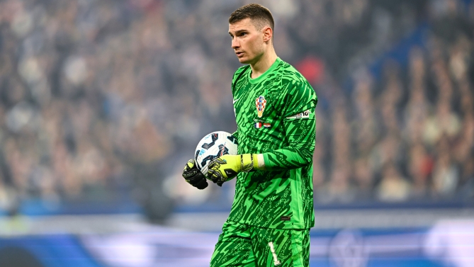 Dominik Livakovic aterriza en Barcelona para firmar como suplente de Joan García