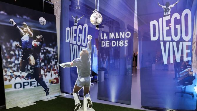 El balón de la 'Mano de Dios' de Maradona se subasta por 3,3 millones de dólares