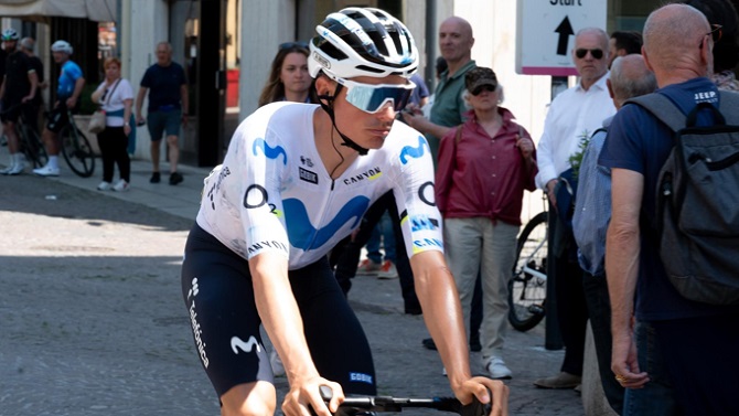 Enric Mas, nuevo líder tras la retirada de Pogacar; Coquard gana una etapa caótica