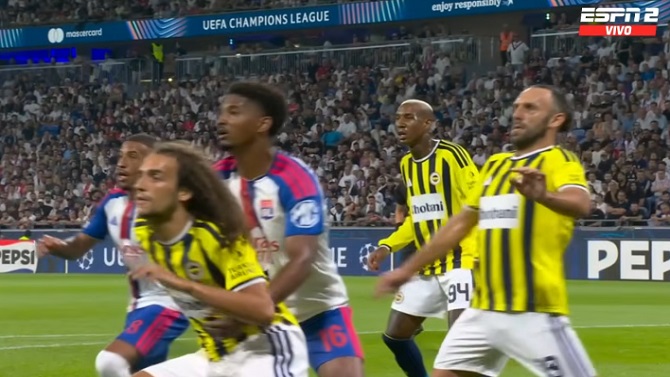 UEFA abre una investigación por el enfrentamiento entre miembros de Lyon y Fenerbahce