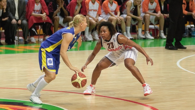 La batalla cultural sobre las deportistas trans abre un nuevo frente en la WNBA