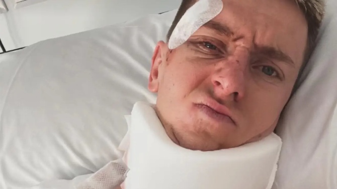 Pogacar será intervenido en Barcelona por el doctor que trata a los pilotos de MotoGP
