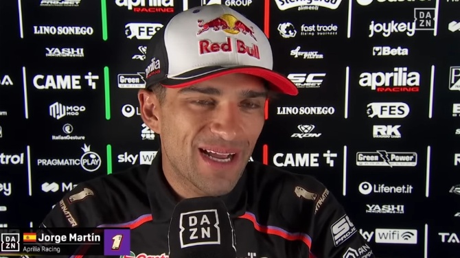 Jorge Martín afianza su liderato con pole y victoria al esprint en el GP de Gran Bretaña
