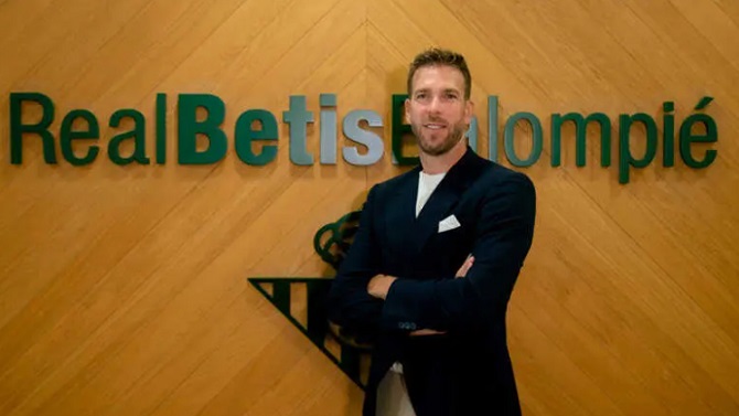 Adrián San Miguel se incorpora a la dirección deportiva del Real Betis tras su retirada como futbolista