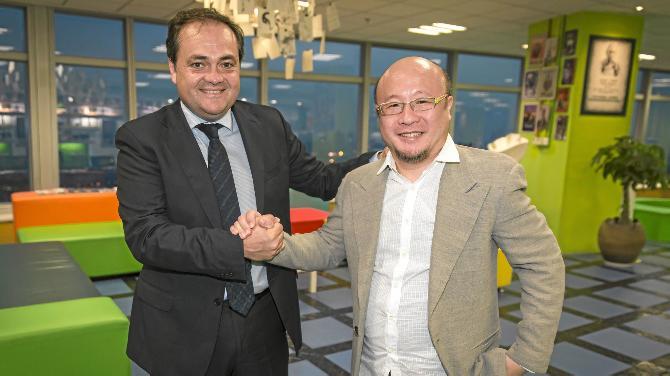 Imagen de archivo: Zhang Xiaolei, a la derecha, junto al presidente de la Real Sociedad