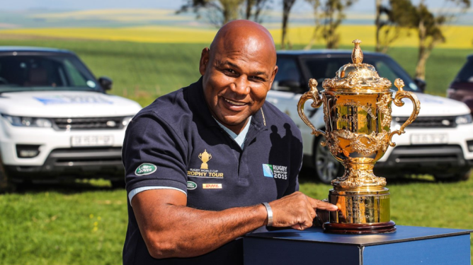 Chester Williams, en una foto reciente junto a la Copa del Mundo de 1995 (Springboks Twitter)