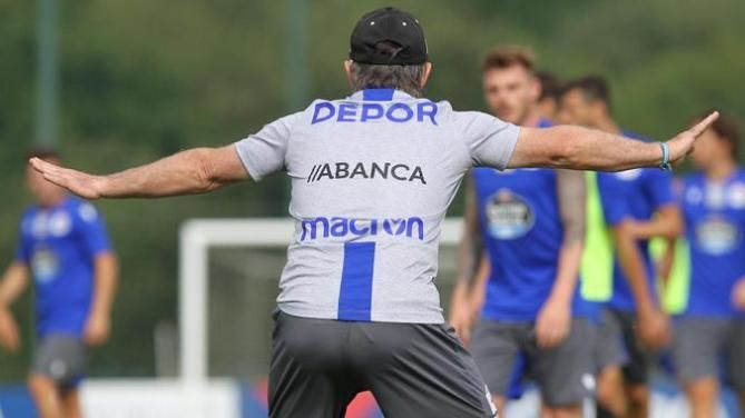Anquela da &oacute;rdenes durante un entrenamiento del D&eacute;por en pretemporada (Foto: RCD)