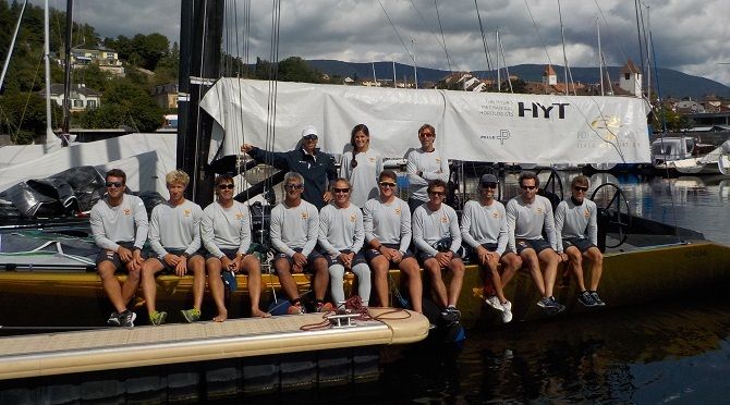 F: Jaume Soler: El Team Spain posando en el RC44 en Lago Neuch&acirc;tel