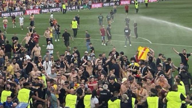 Los ultras del Lens invaden el campo para enfrentarse a los del Lille Twitter