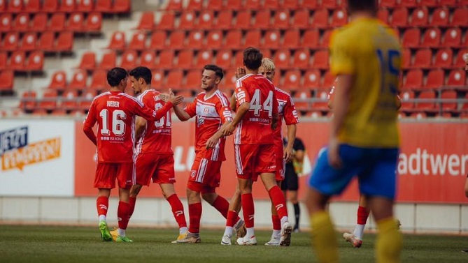 Jugadores del Hallescher festejan un gol HALLESCHER FC