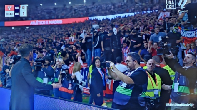 Simone, intentando calmar a los aficionados