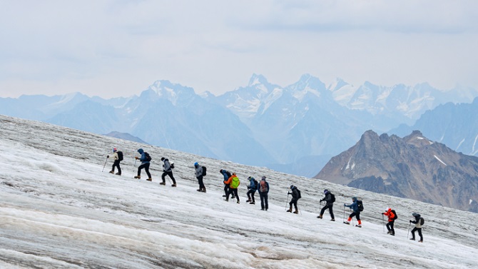11 alpinistas muertos y 6 desaparecidos en un alud de piedra y nieve en el Cáucaso ruso
