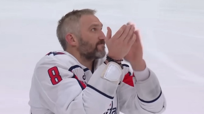 Ovechkin, estrella de la NHL, causa polémica por aparecer en un video electoral de Putin