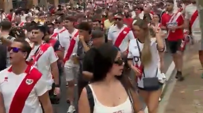‘El Rayo es vallecano. SOS Rayo. Presa, inhabilitación’, los aficionados protestan