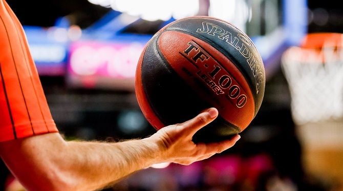 Los árbitros ACB podrán revisar los fueras de banda y fondo en los dos últimos minutos