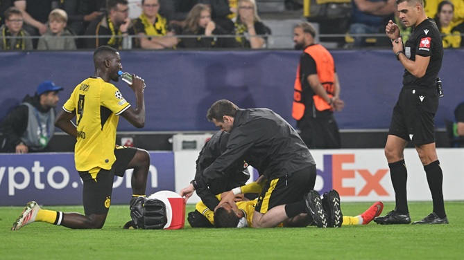 Karetsas, del Dortmund, abandonó el campo por “problemas circulatorios” y es ingresado