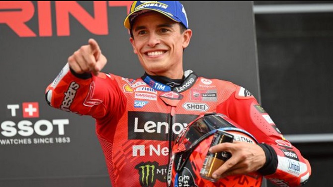 Marc Márquez aprovecha una temprana caída de Bezzecchi y alcanza el liderato del Mundial
