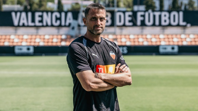 Óscar Sánchez, actual técnico del filial, ocupará el banquillo del Valencia de manera interina