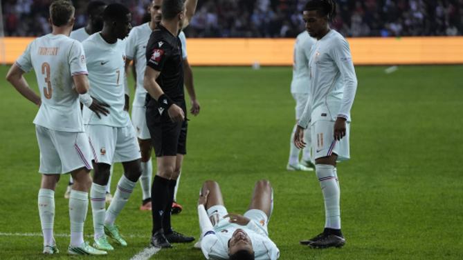 Mbappé marcó y abandonó lesionado el campo en el debut de Zidane con Francia