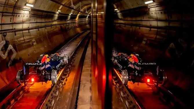 Un Fórmula 1 de Oracle Red Bull Racing circula por primera vez por los raíles del Metro de Madrid