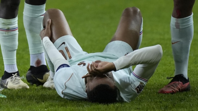 Mbappé marcó y abandonó lesionado el campo en el debut de Zidane con Francia