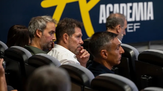 Simeone y Flick asisten a la cumbre de entrenadores convocada por Louzán en la RFEF