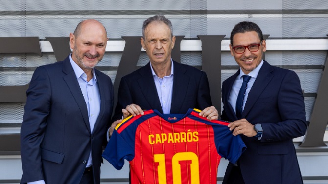 El presidente de la RFEF visita a Caparrós y le entrega una camiseta de la selección