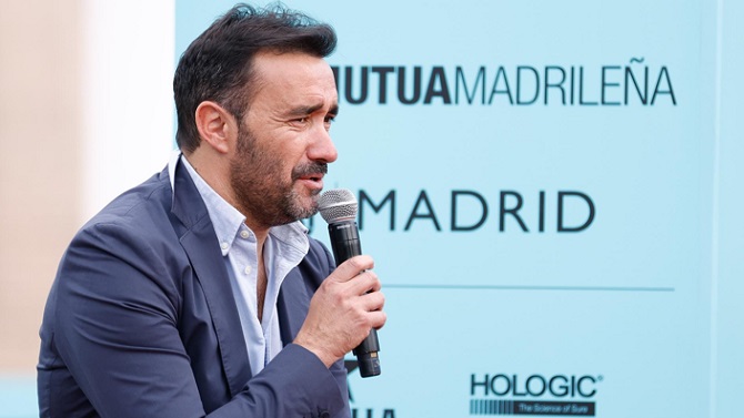 El Real Madrid carga contra Juanma Castaño, de Cope, por comparar RMTV y el diario Gara