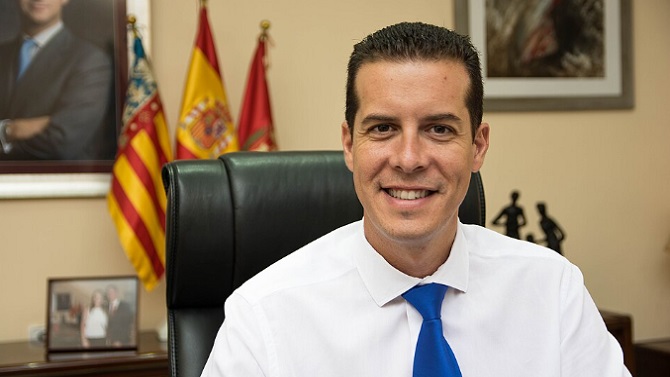 El alcalde de Elda ve una noticia 