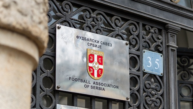 Denuncian ante la UEFA al Estrella Roja y Partizan por glorificar a un criminal de guerra
