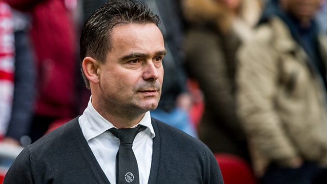 Marc Overmars deja la dirección deportiva del Amberes por motivos de salud