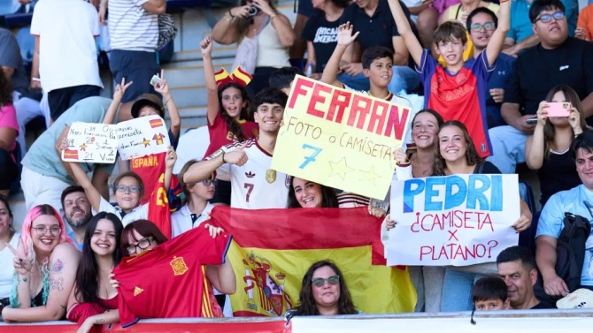 Locura en Las Rozas para ver a la selección en su estreno como bicampeona mundial