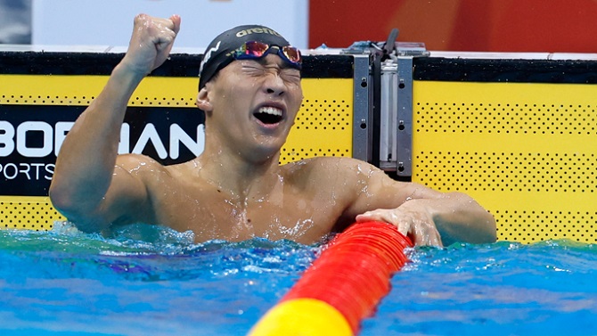 El joven nadador japonés Shin Ohashi bate el récord mundial de los 200 m braza